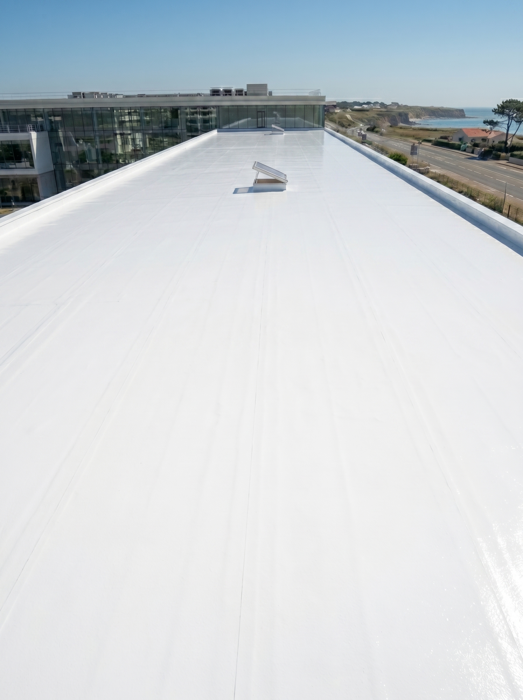 Après : membrane recouverte d'une finition cool roof blanche réfléchissante
