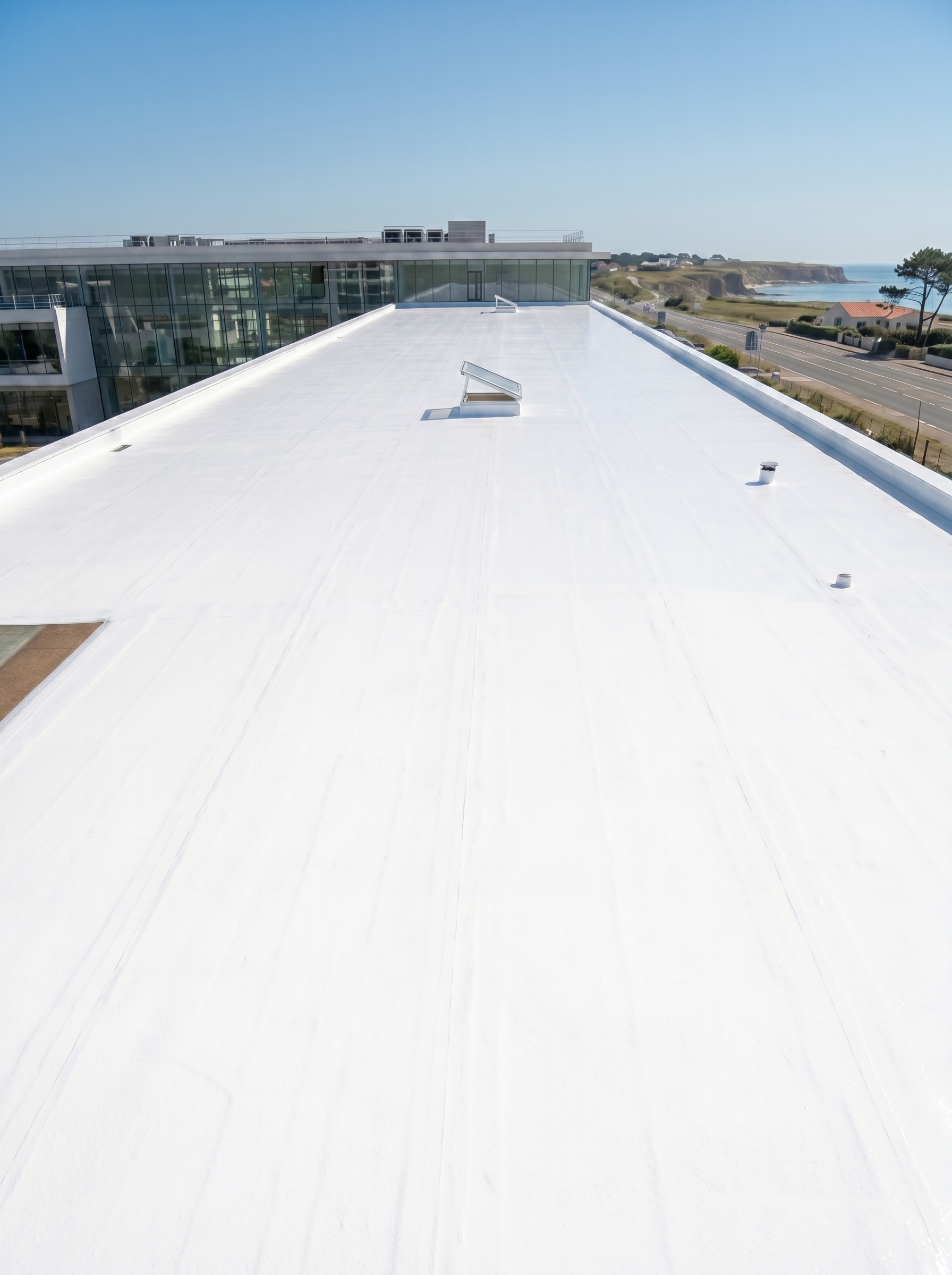 Après : toiture-terrasse blanche réfléchissante restant fraîche en été
