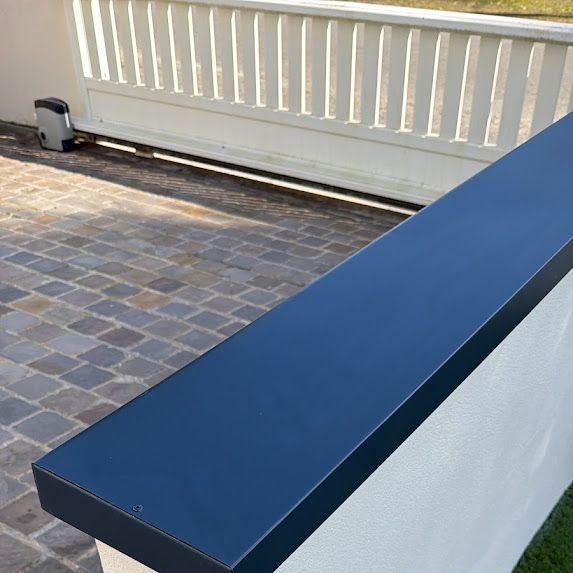 Pose de couvertine en aluminium sur-mesure en Loire-Atlantique, sans jonction et résistante au sel marin